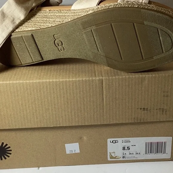 UGG

Yarrow
Women's - Picture 13 of 13